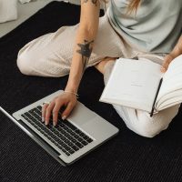 kaboompics_laptop-computer-macbook-notebook-organizer-32243-min